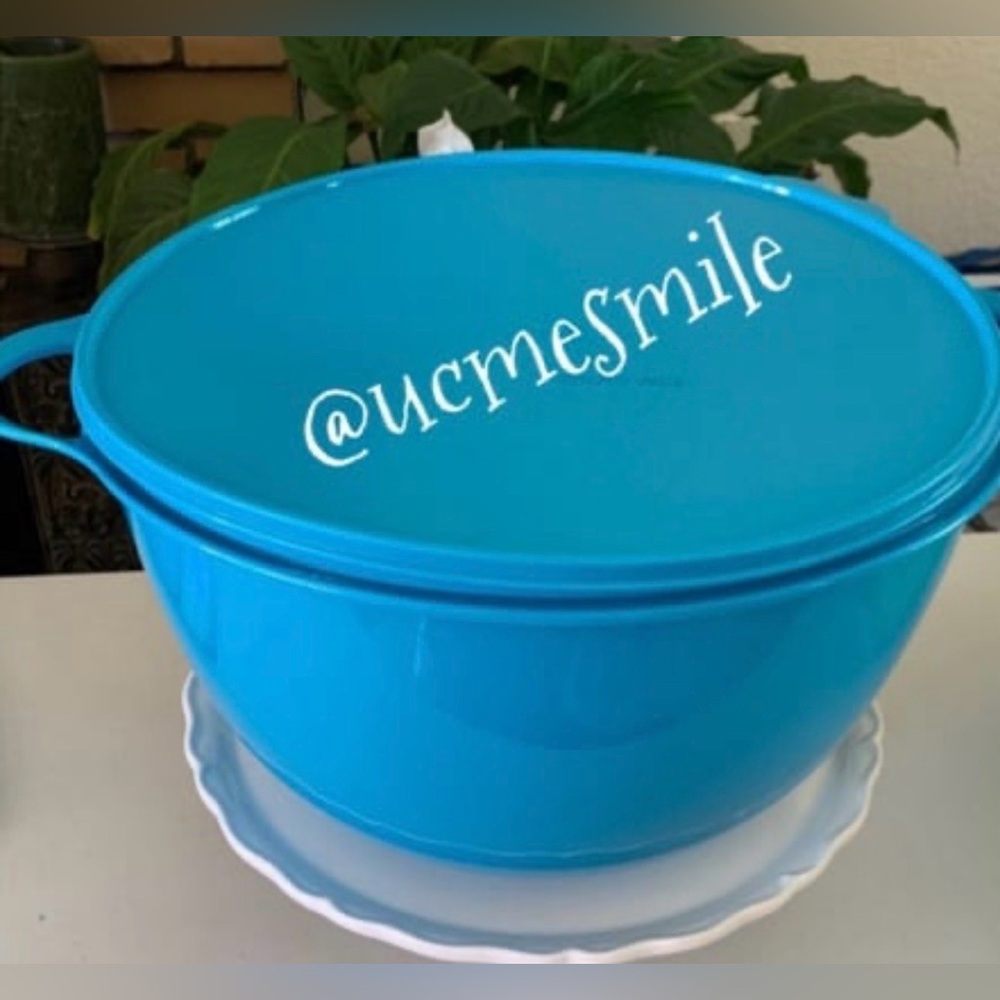 Tupperware Thatsa Jumbo Taffy Blue Mixing Bowl with Matching Lid